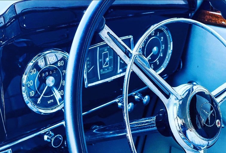 Dashboard, instruments and banjo steering wheel
